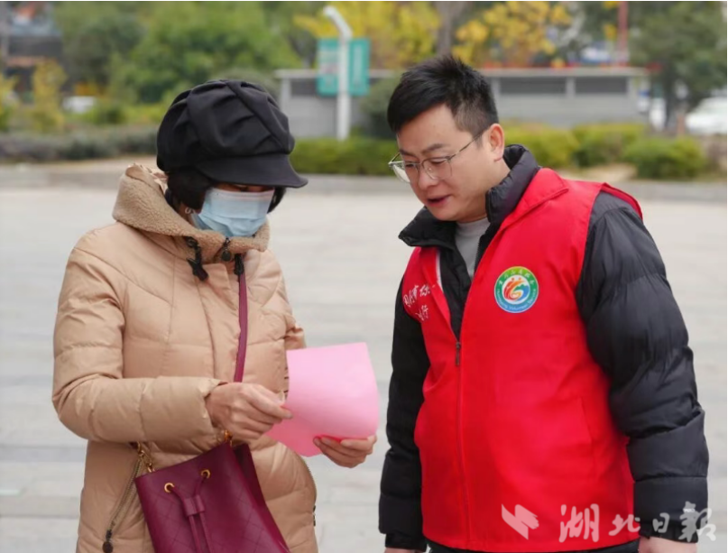 小座椅暖民心——向东京为黄州区东正大厦小区捐赠爱心靠背椅